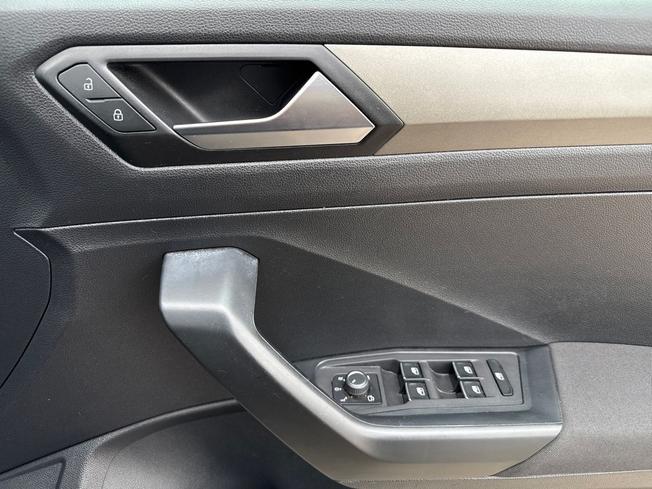 VOLKSWAGEN T-Roc Photo 28