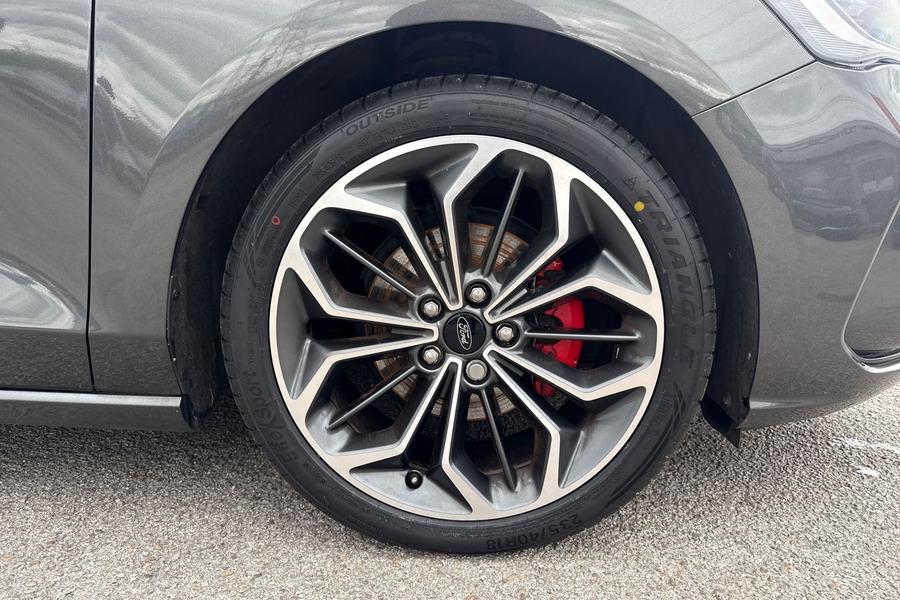Ford FOCUS Photo autoimg-fcfbee1c9eb2f8b5f6a03e0bbfb45736d73fc7aa.jpg