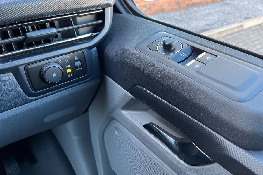 Ford E-TRANSIT CUSTOM Photo autoimg-fd0e3ffaaca73a70b624747c3321aec53769815f.jpg