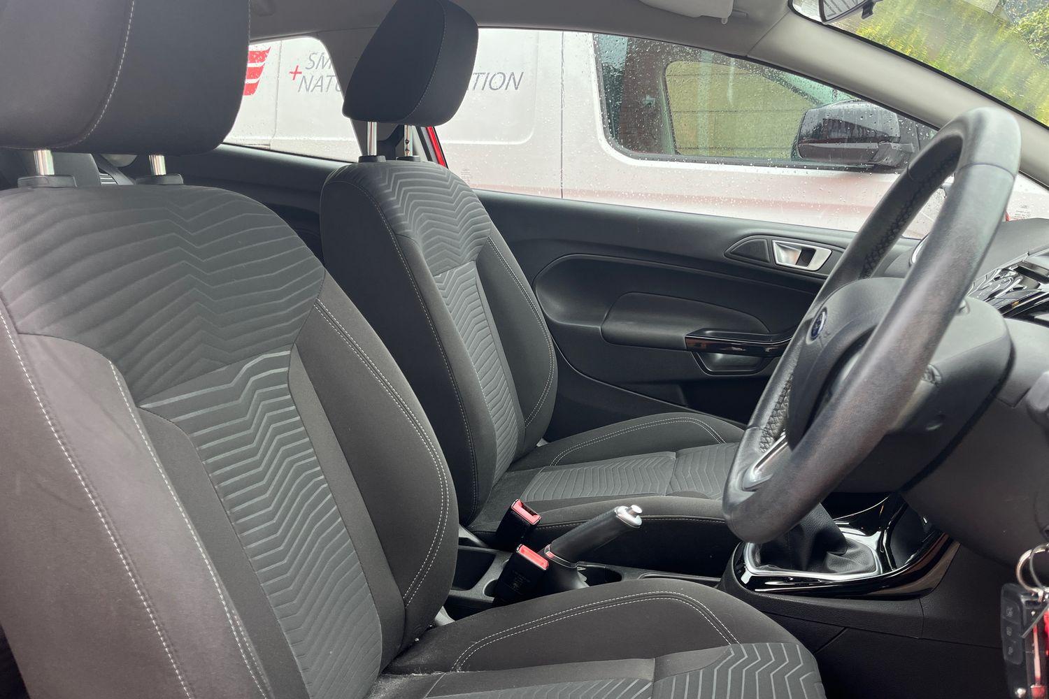 Ford FIESTA Photo 16
