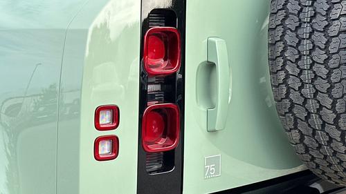 Land Rover Defender Photo autoimg-fd311d2d2593c2d1e98019fd3acb53bb1a6ffe39.jpg