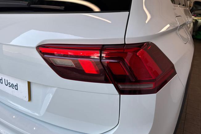 VOLKSWAGEN Tiguan Photo 18