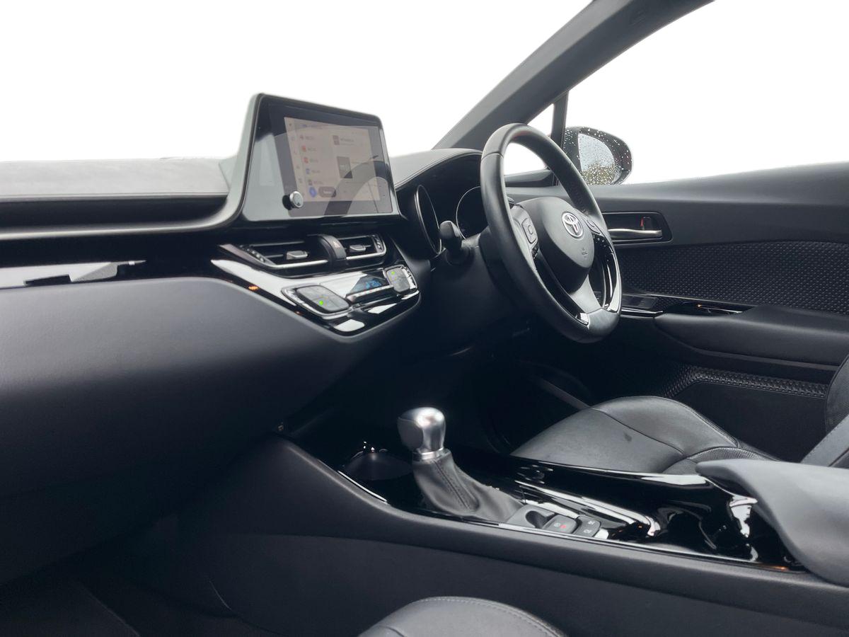 Toyota C-HR Photo 2