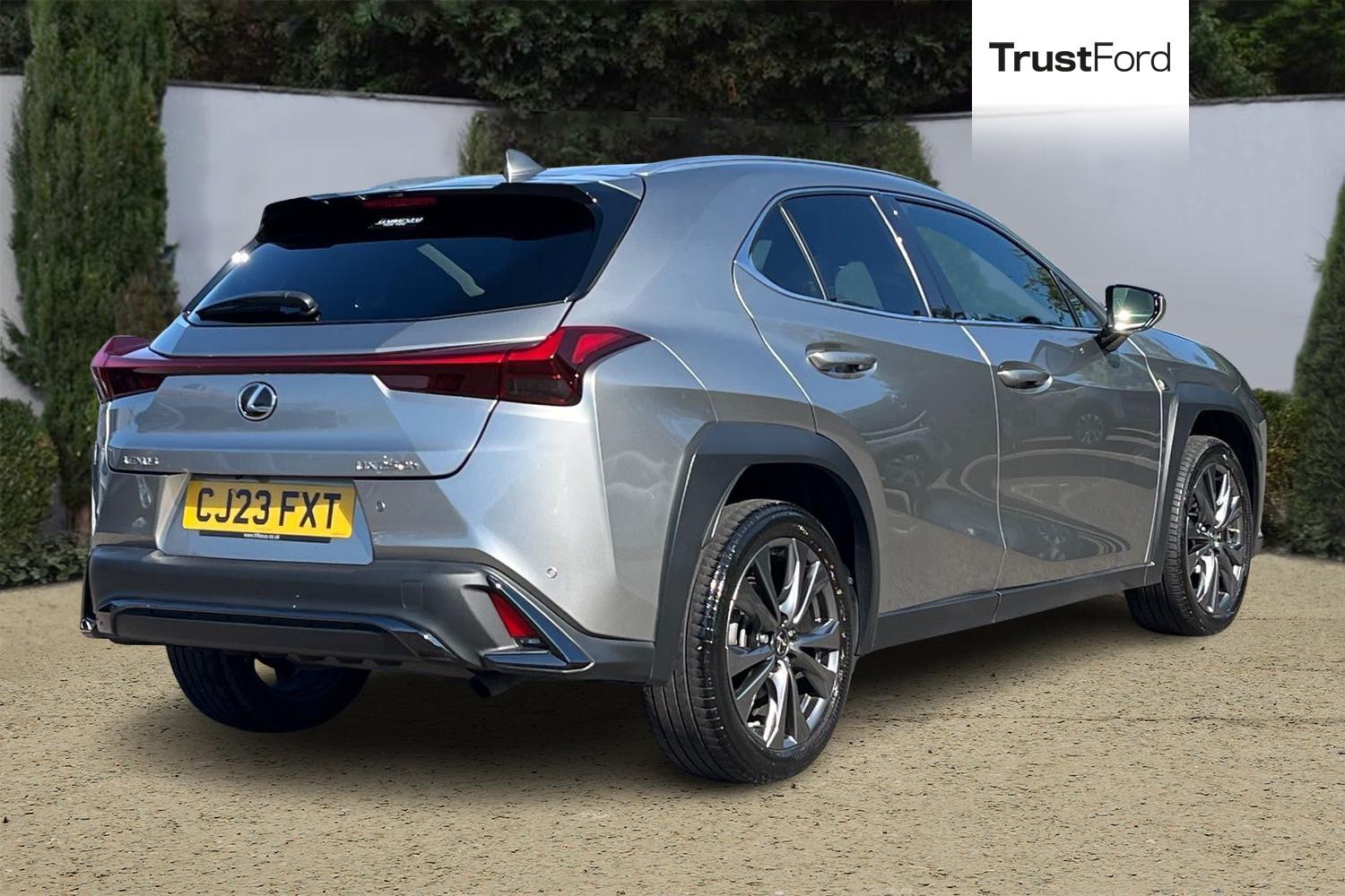 Lexus UX Photo 3