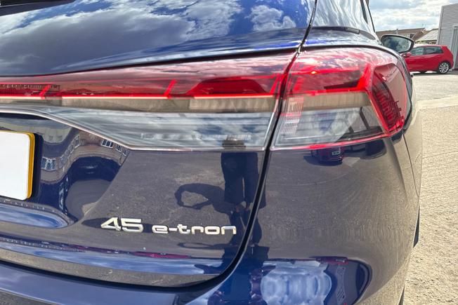 Audi Q4 Photo 18