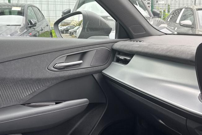 Audi Q3 SUV Photo 39