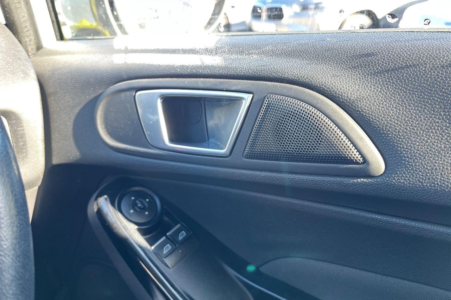 Ford Fiesta Photo 23
