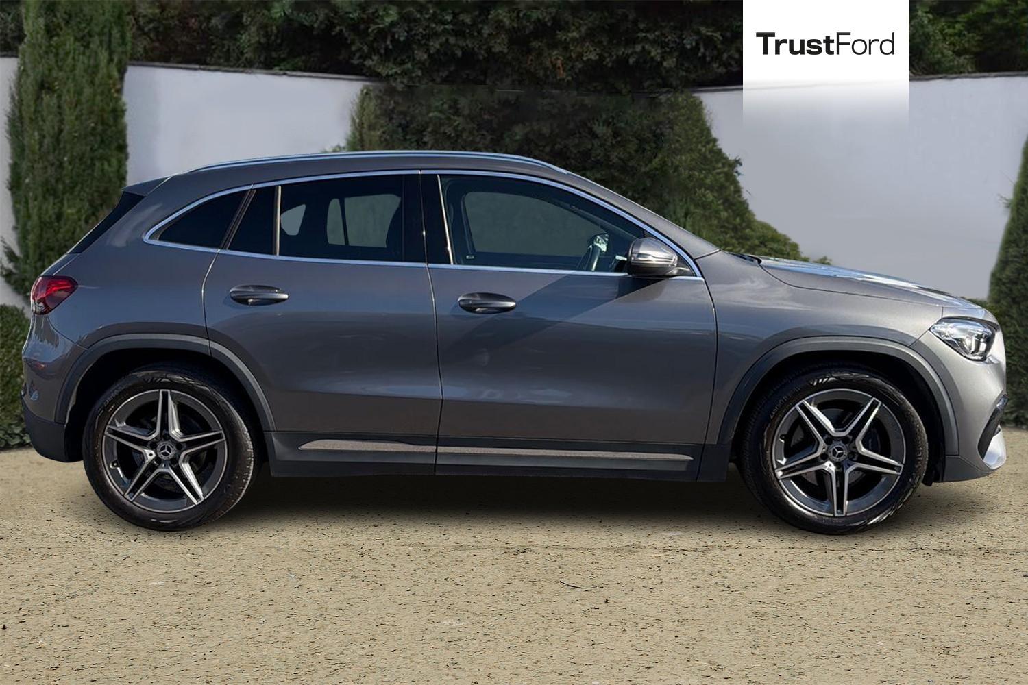 Mercedes-Benz GLA Photo 2