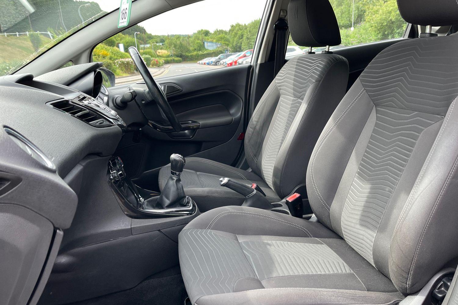 Ford FIESTA Photo 18