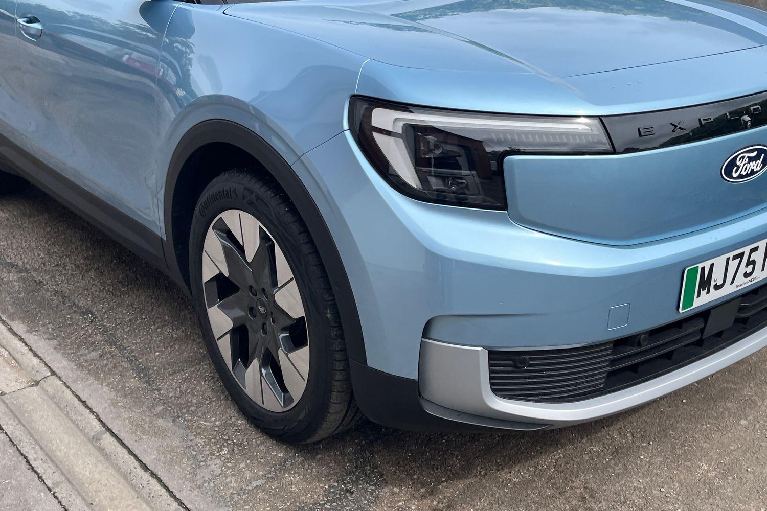 Ford EXPLORER Photo 26