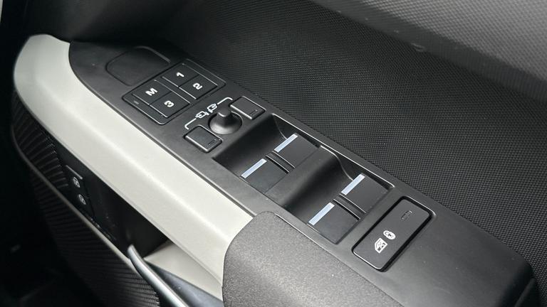 Used Land Rover Defender WF72FRC 25