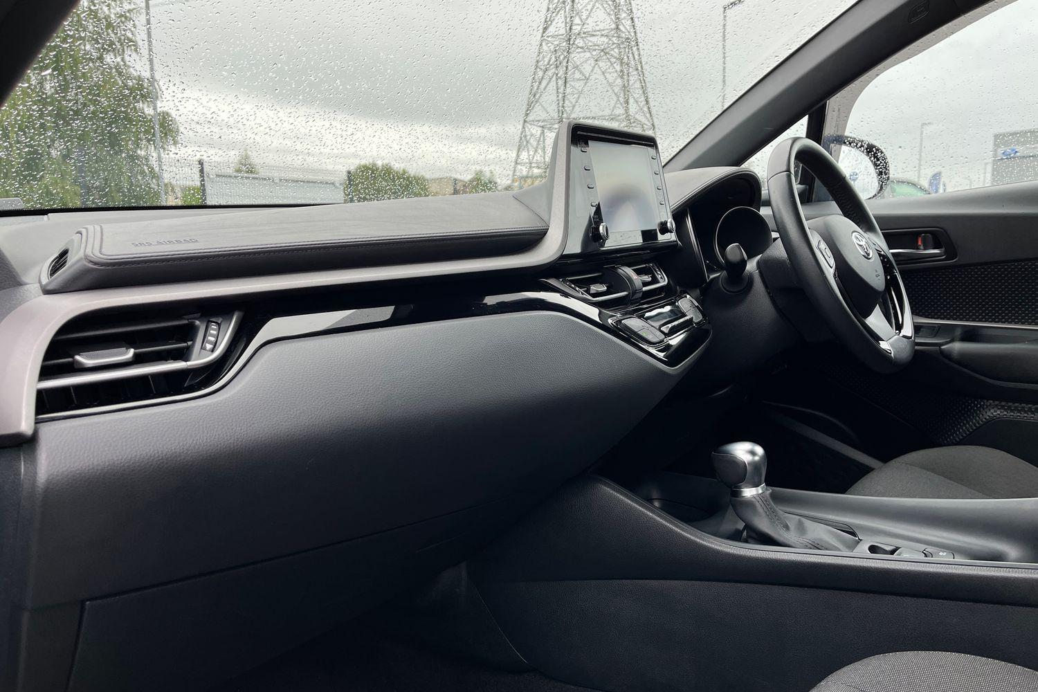 Toyota C-HR Photo 17