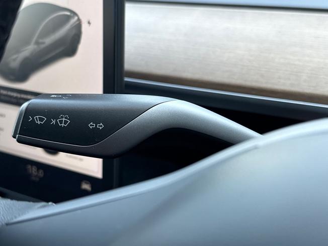 TESLA Model 3 Photo 53