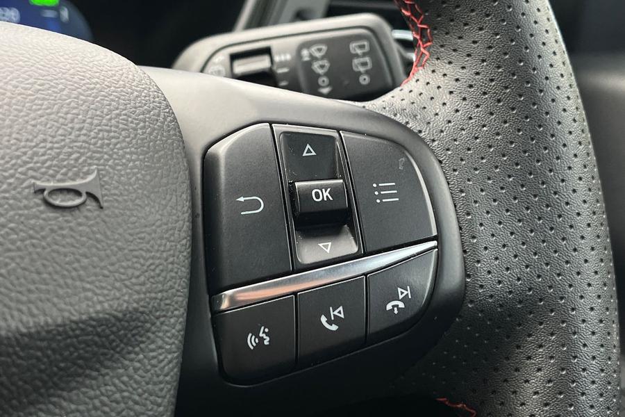 Ford Kuga Photo autoimg-fe4512b6a37c1353f29fce8aab5456eeecd7a0e2.jpg