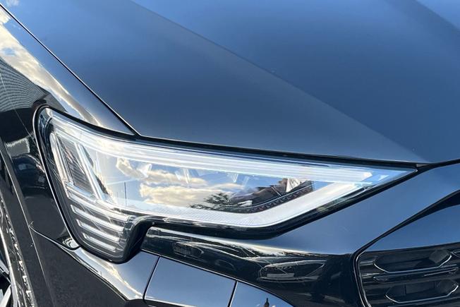 AUDI Q8 E-Tron Photo 19