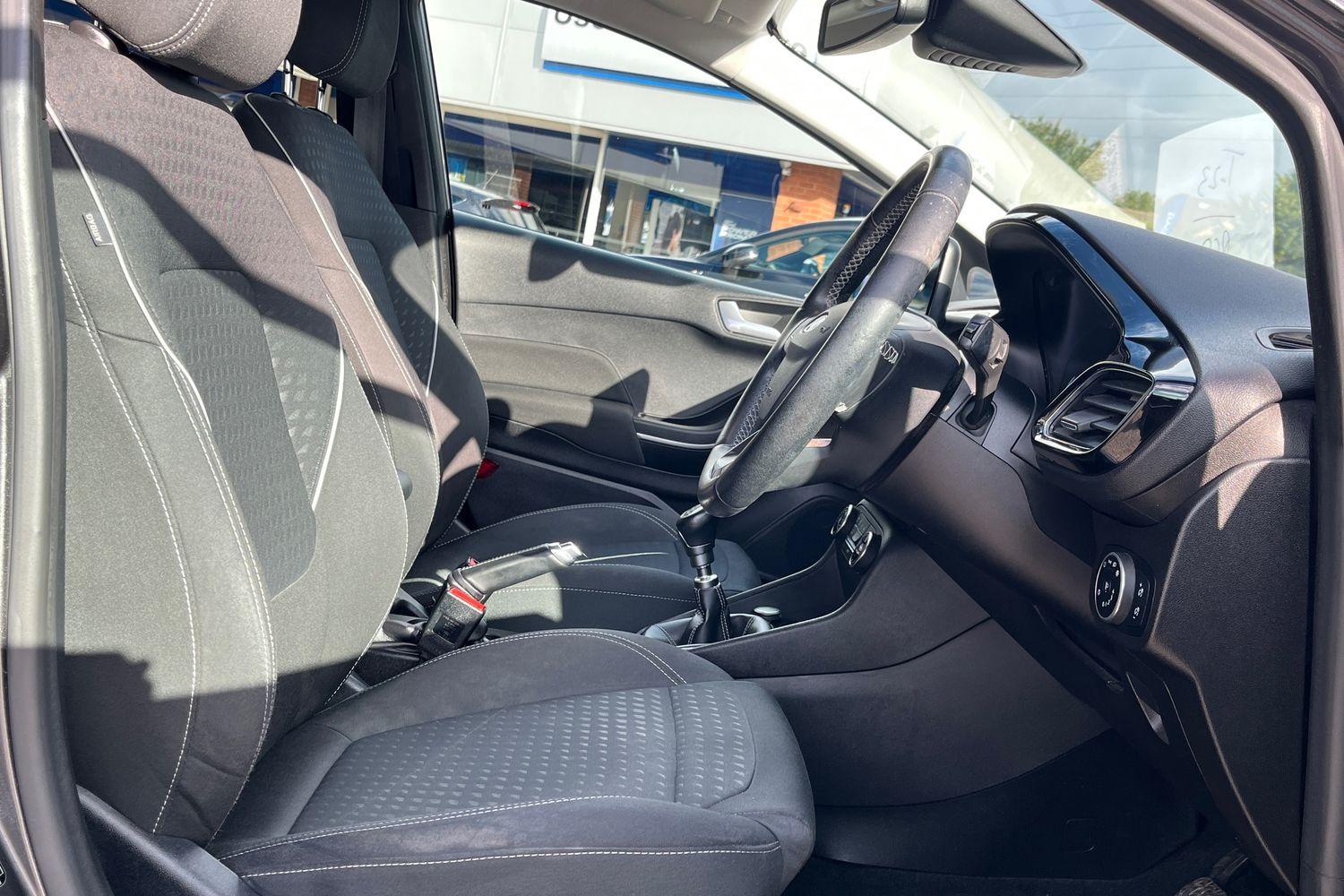 Ford FIESTA Photo 16