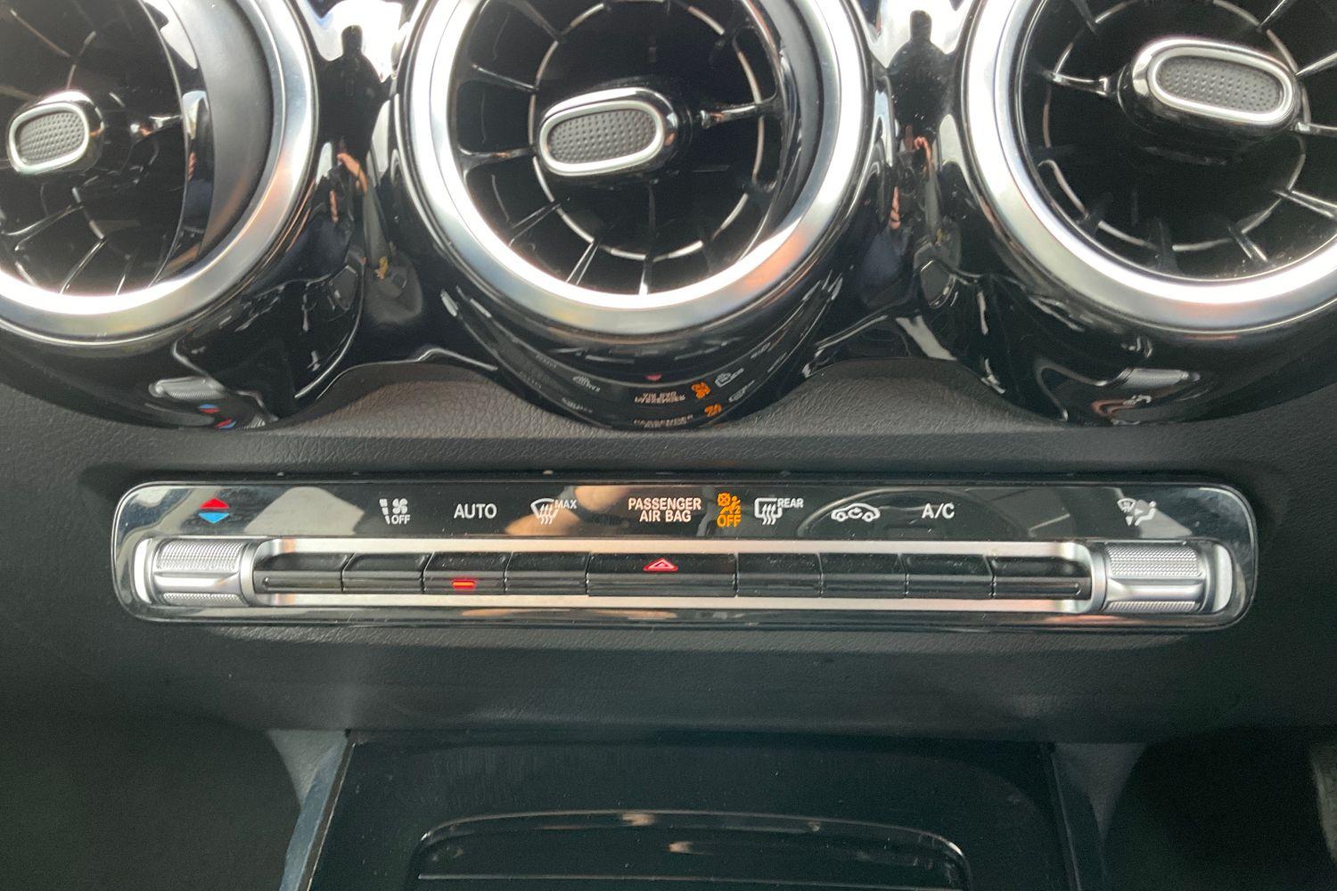 Mercedes-Benz GLB Photo 26