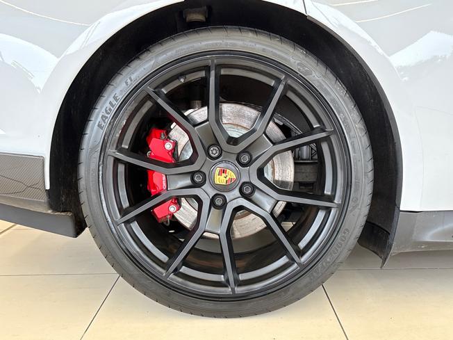 Porsche Taycan Photo 24