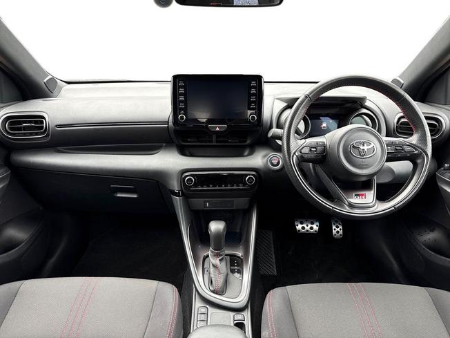 TOYOTA Yaris Photo 10