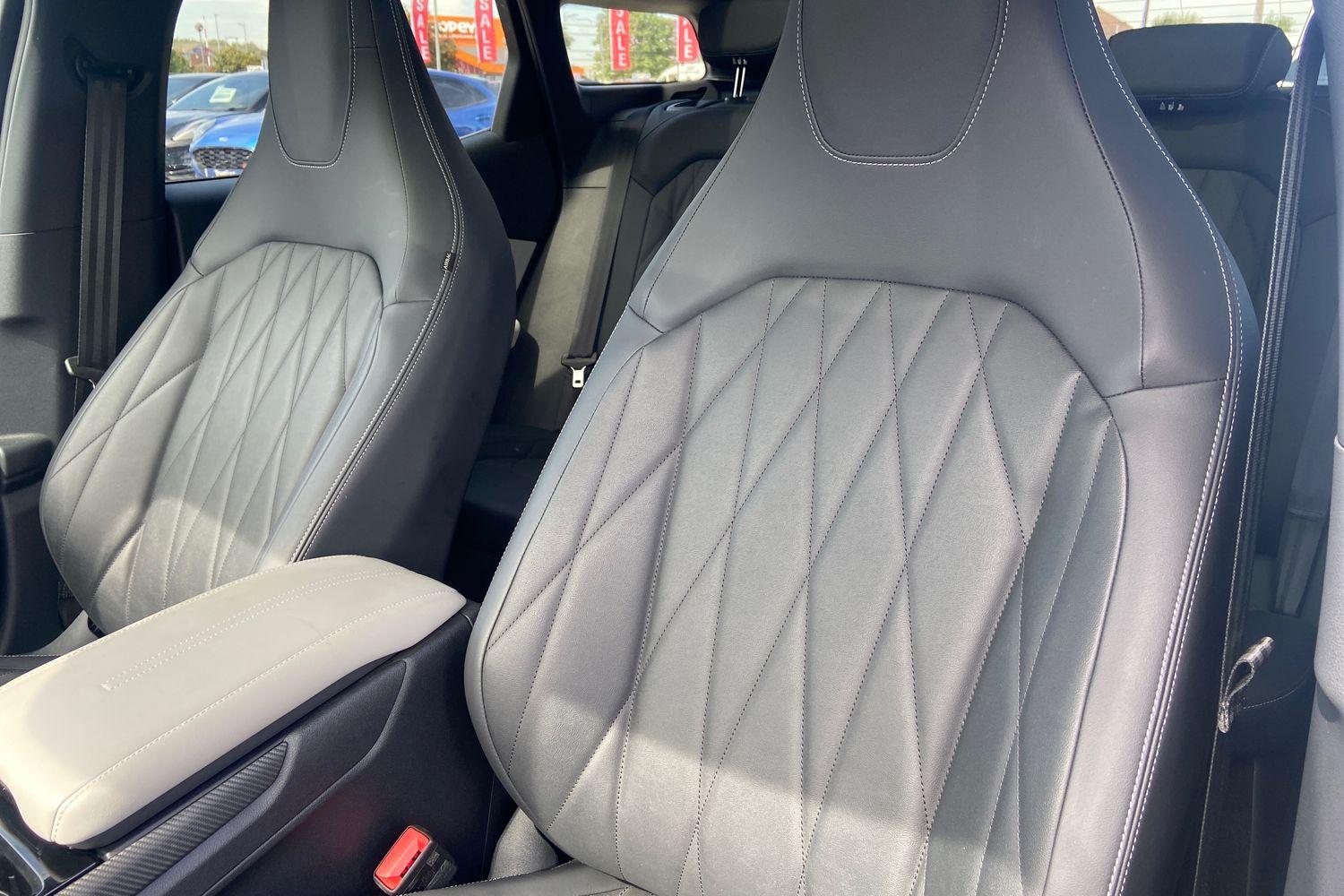 Ford EXPLORER Photo 18