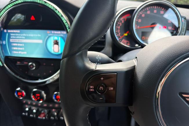 MINI Hatch Photo 16
