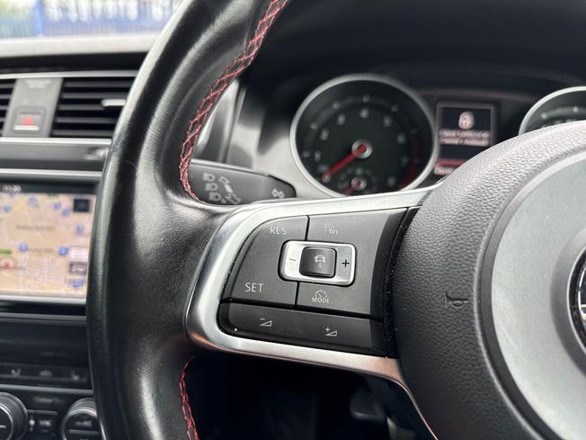 VOLKSWAGEN Golf Photo 16