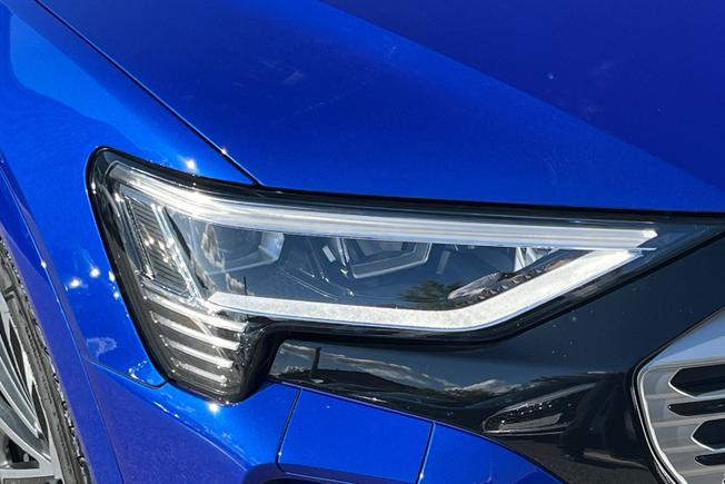 AUDI Q8 E-Tron Photo 19