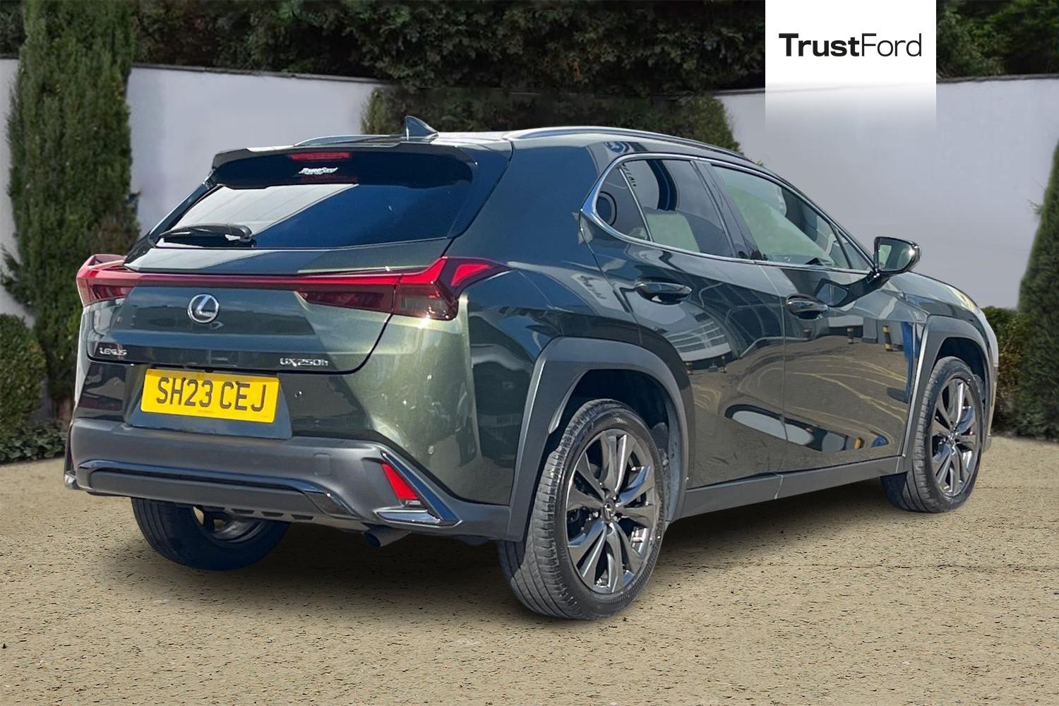Lexus UX Photo 3