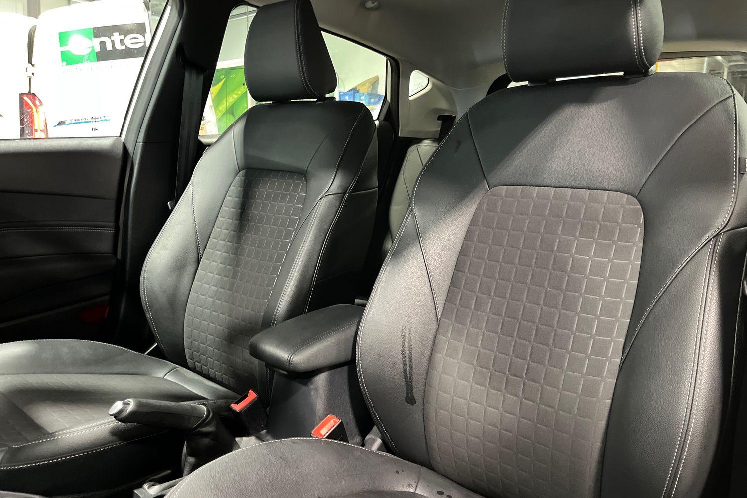 Ford FIESTA Photo 18