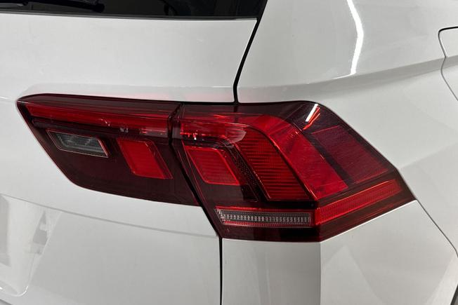 VOLKSWAGEN Tiguan Photo 18