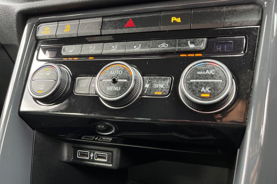 Volkswagen T-Roc Photo autoimg-ff842e45245f062f8728481815a0258e58636125.jpg
