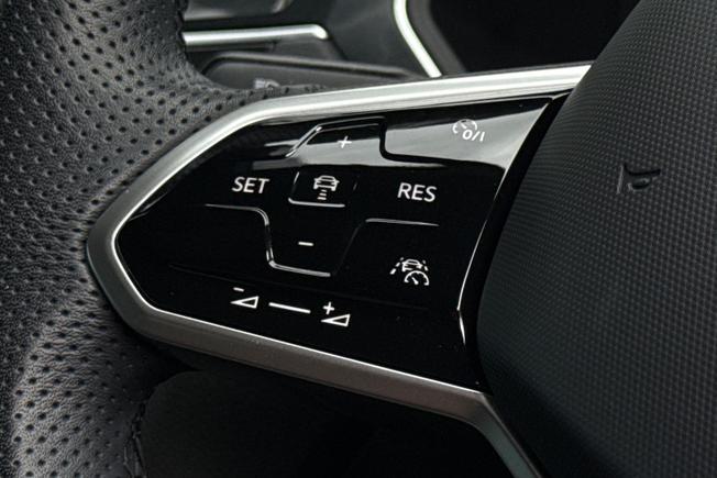 VOLKSWAGEN Tiguan Photo 16
