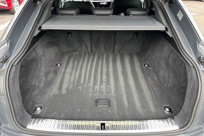 AUDI Q8 E-Tron Photo 12