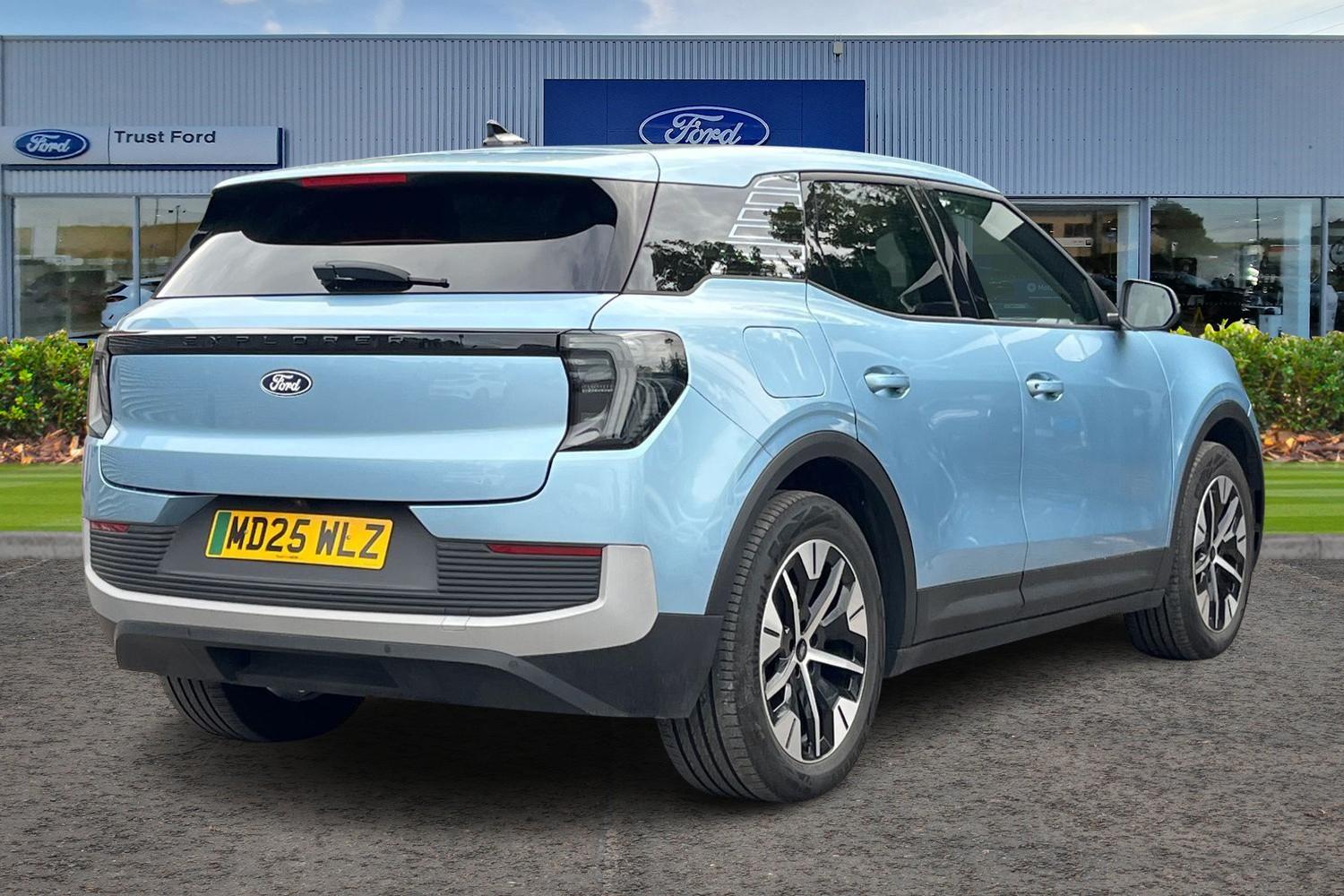 Ford Explorer Photo 3