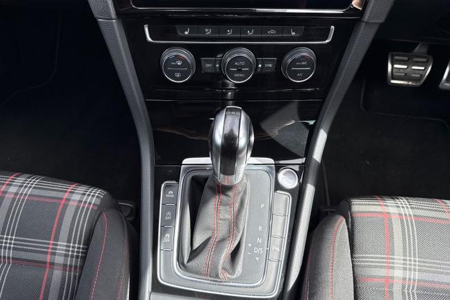 VOLKSWAGEN Golf Photo 22