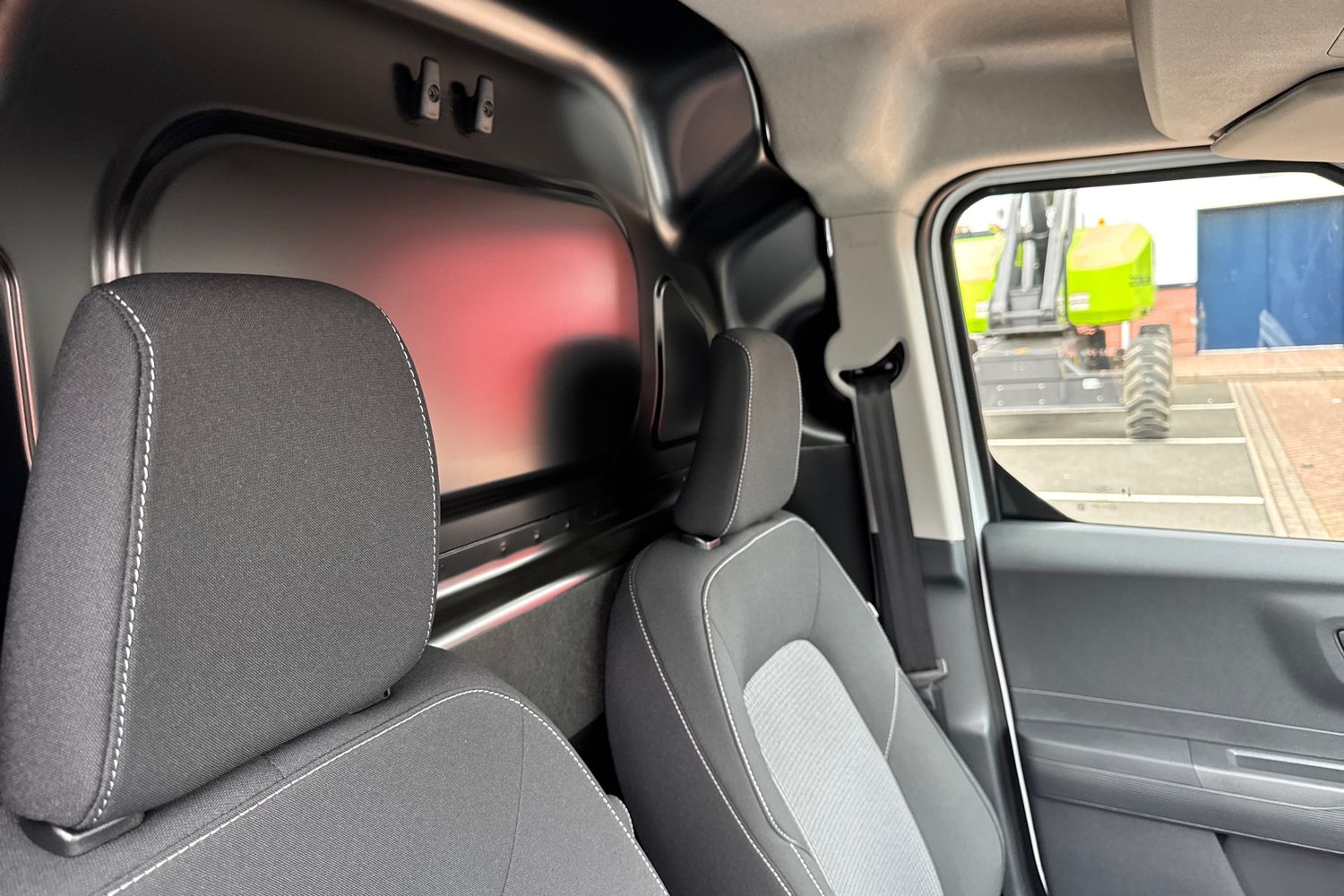 Ford E-TRANSIT COURIER Photo 24