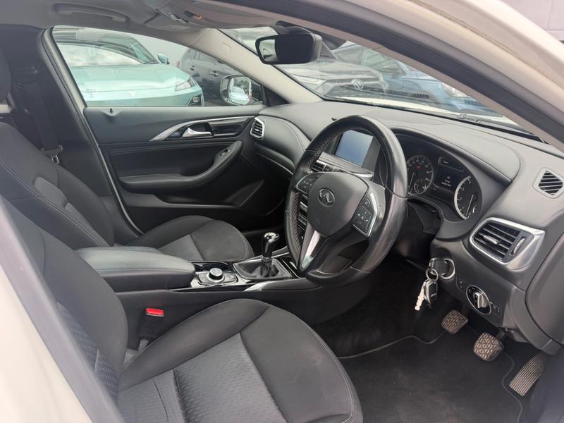 Used Infiniti Q30 YK19YGN 13