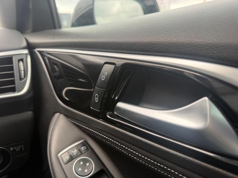 Used Infiniti Q30 YK19YGN 31