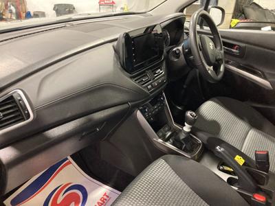 Suzuki S-Cross Photo 17