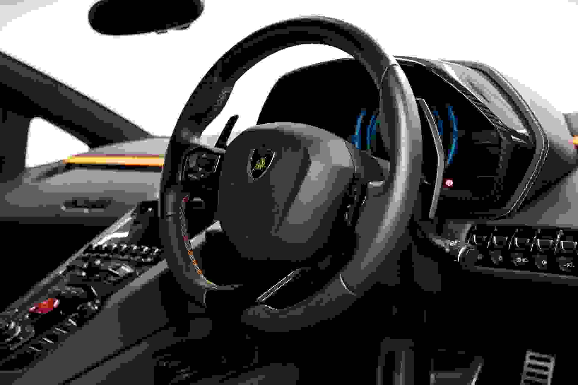 Lamborghini AVENTADOR S Photo b051987b-2e9d-4b37-a9af-9c43420815c5.jpg