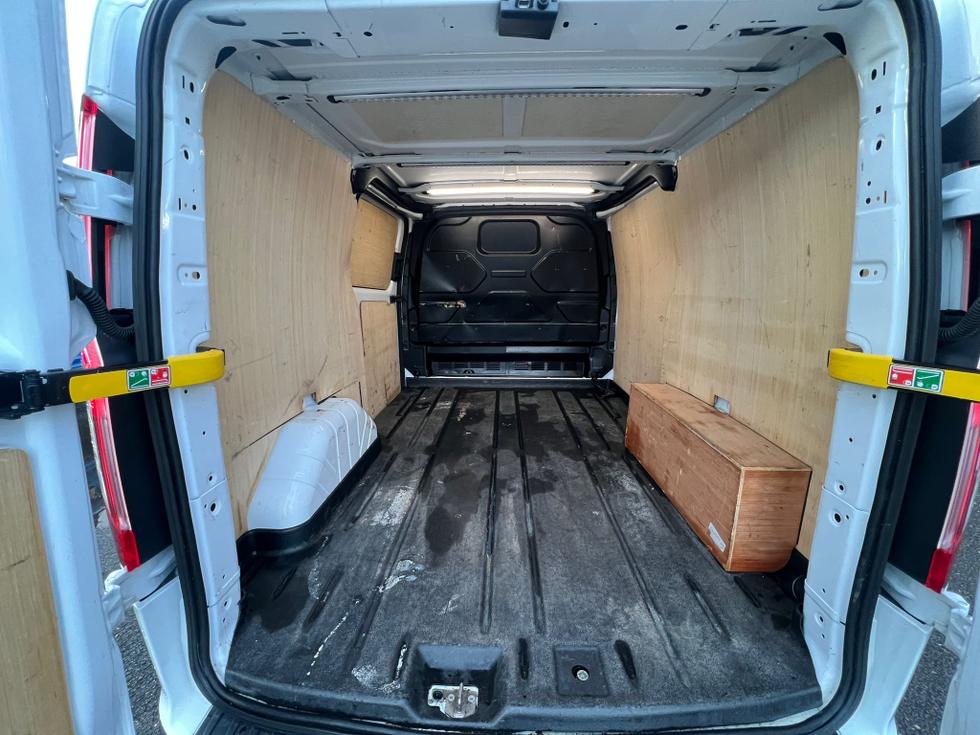 Ford Transit Custom Photo b0526e6d-6a24-46f7-be17-7d4d02cc06ef.jpg