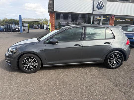 Volkswagen Golf Photo b08eec13-0549-45fa-ad12-bc691690023a.jpg