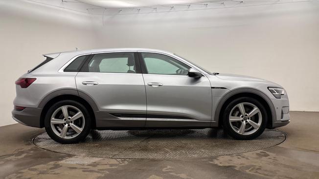 AUDI e-tron Photo 4