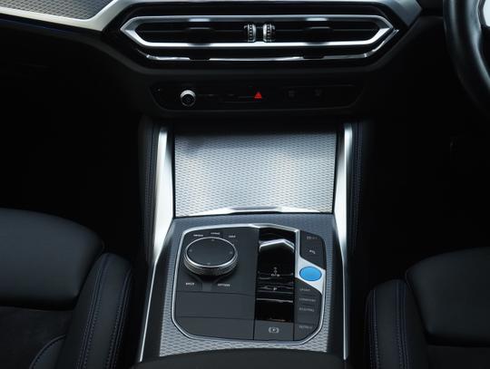 BMW i4 Photo b0f8eaab-4f59-4410-bb2f-4023cf8286af.jpg
