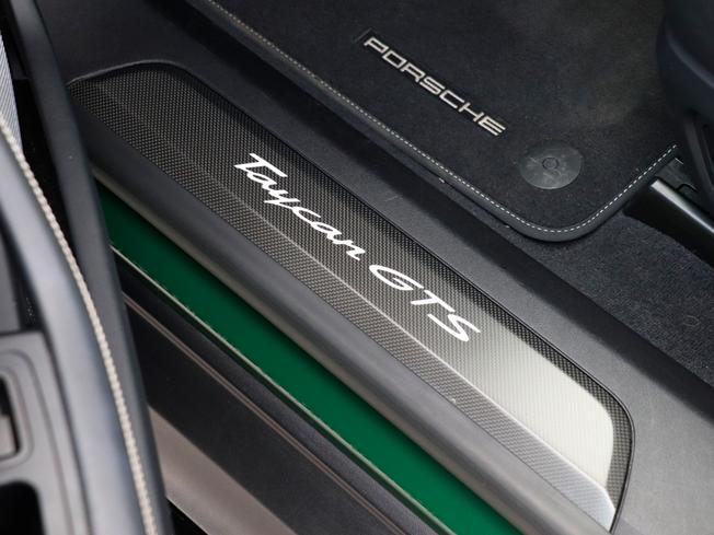 PORSCHE TAYCAN Photo 8