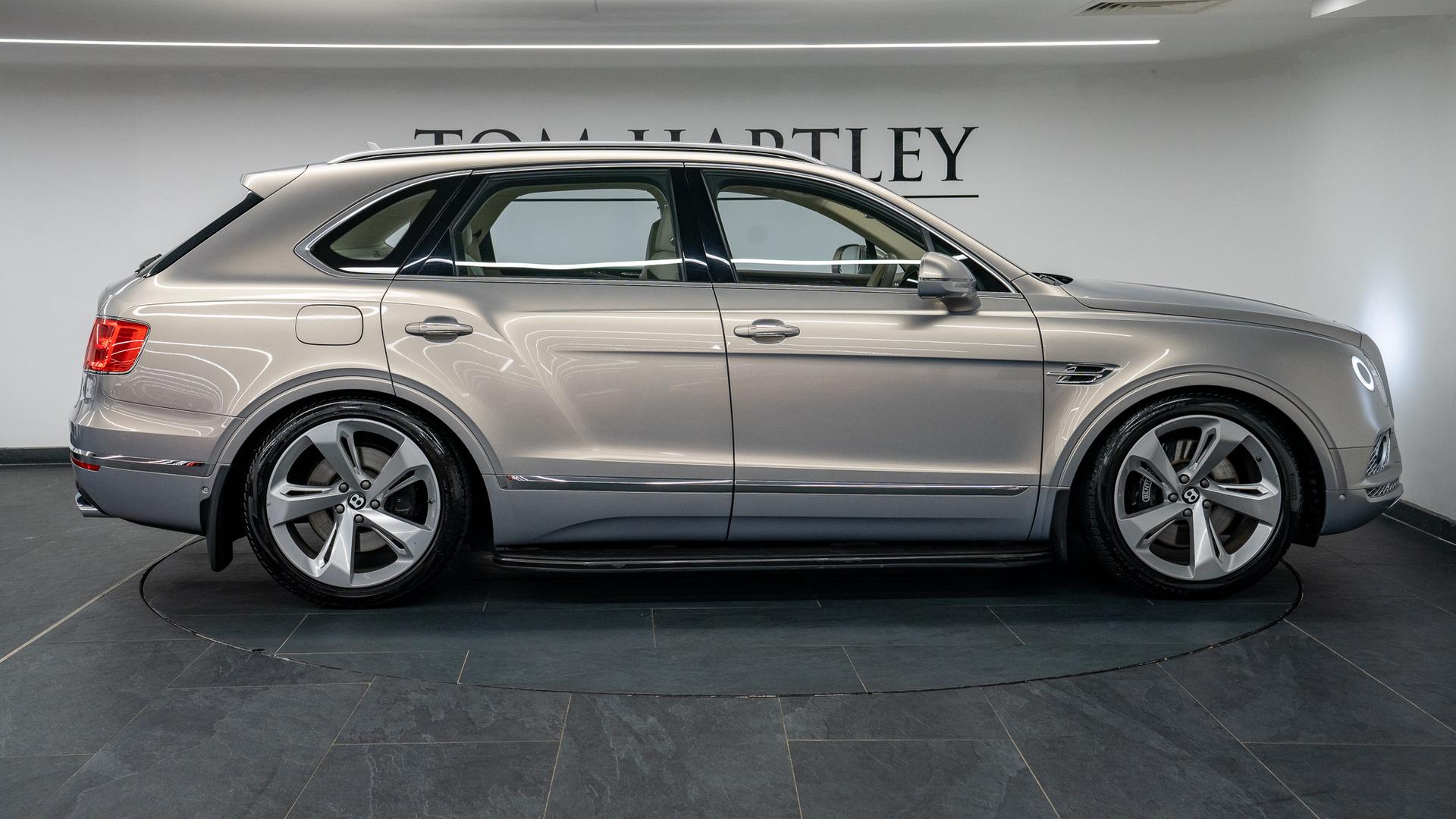Bentley Bentayga Photo b1984e66-bd4d-42ac-ac65-352d8118c5f0.jpg