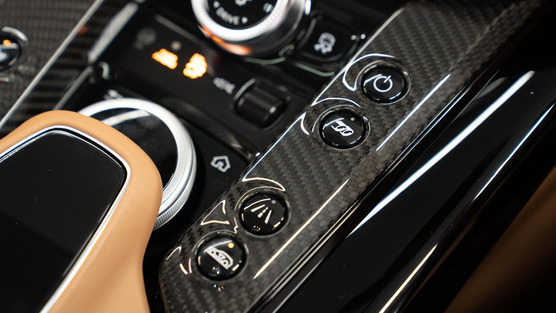 Aston Martin DBX Photo b1ae79bc-a7bc-44a9-bdf1-31fd7b545968.jpg