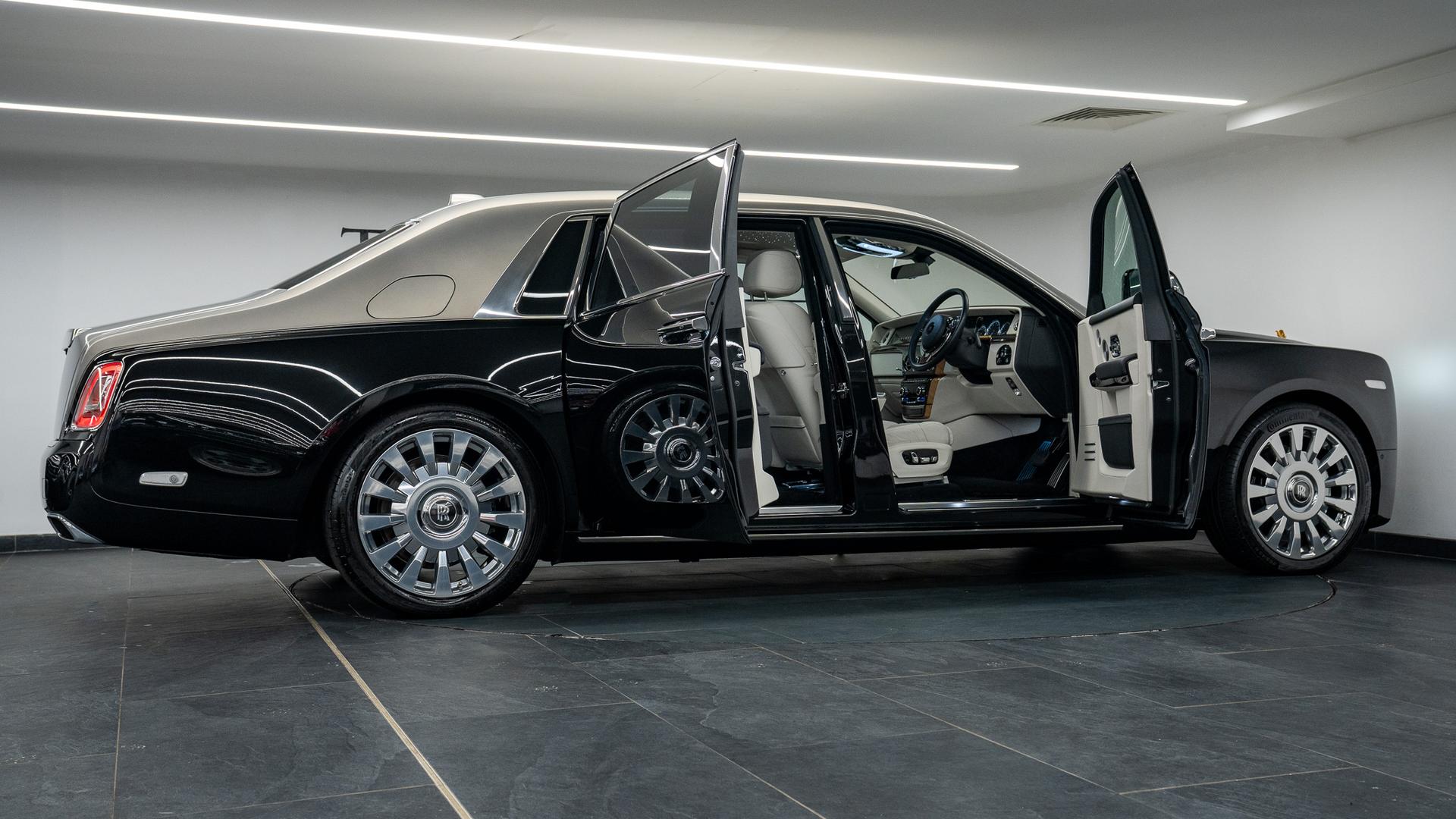 Rolls-Royce Phantom Photo b218950e-1e8c-4094-af2d-48c9433cfa33.jpg