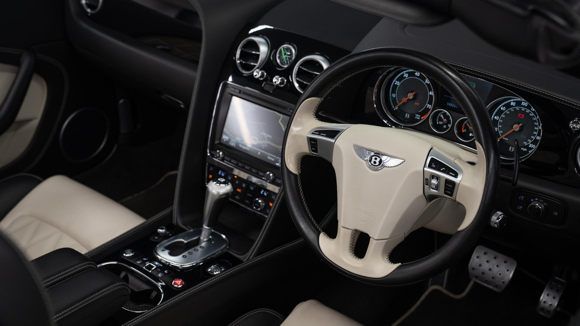 Bentley Continental GTC Photo b220b458-d3e5-460f-8528-72fb4d6a8b21.jpg