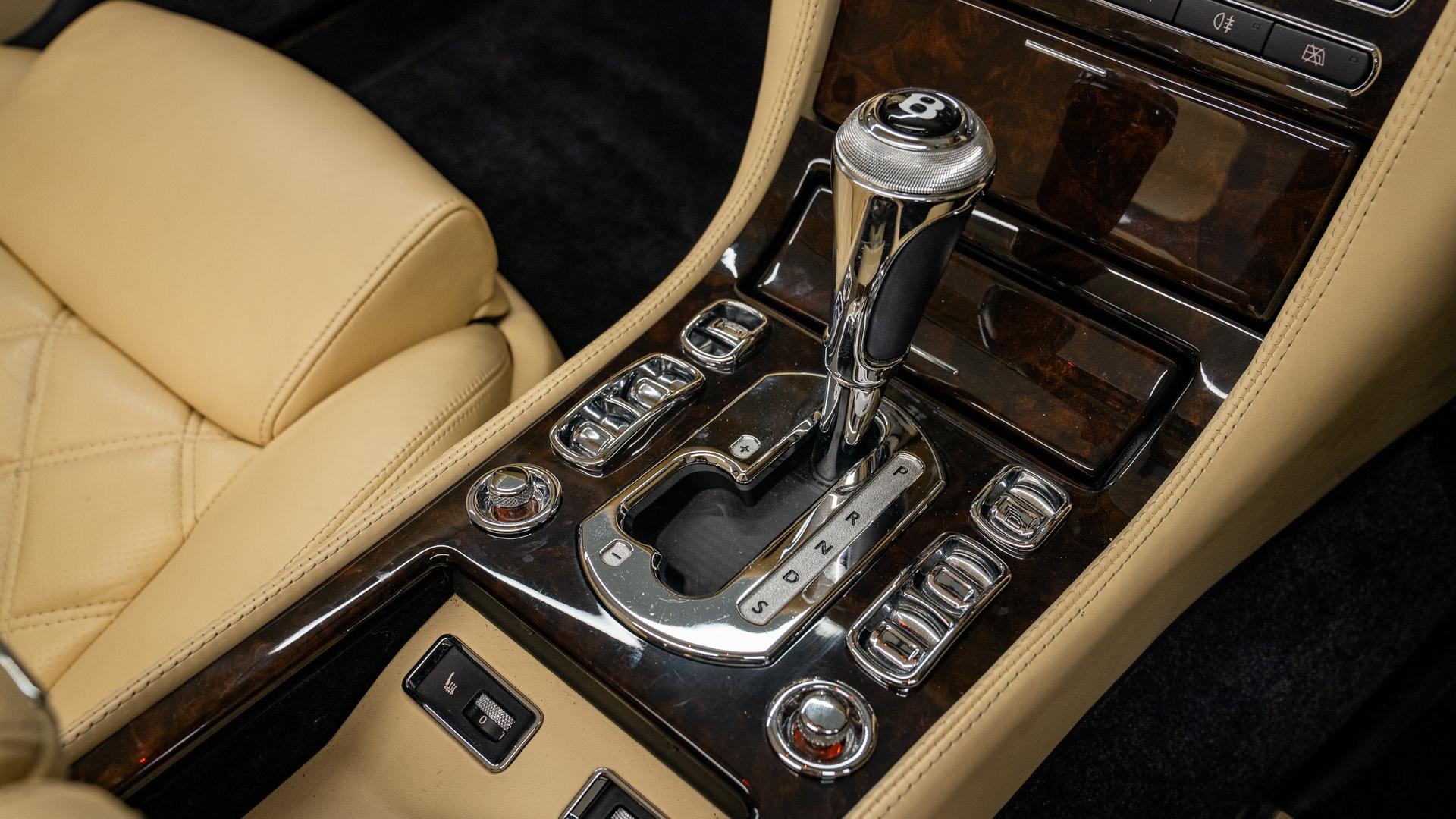 Bentley Azure Photo b22e6777-e3b1-4b06-9e14-ac00ac556e27.jpg